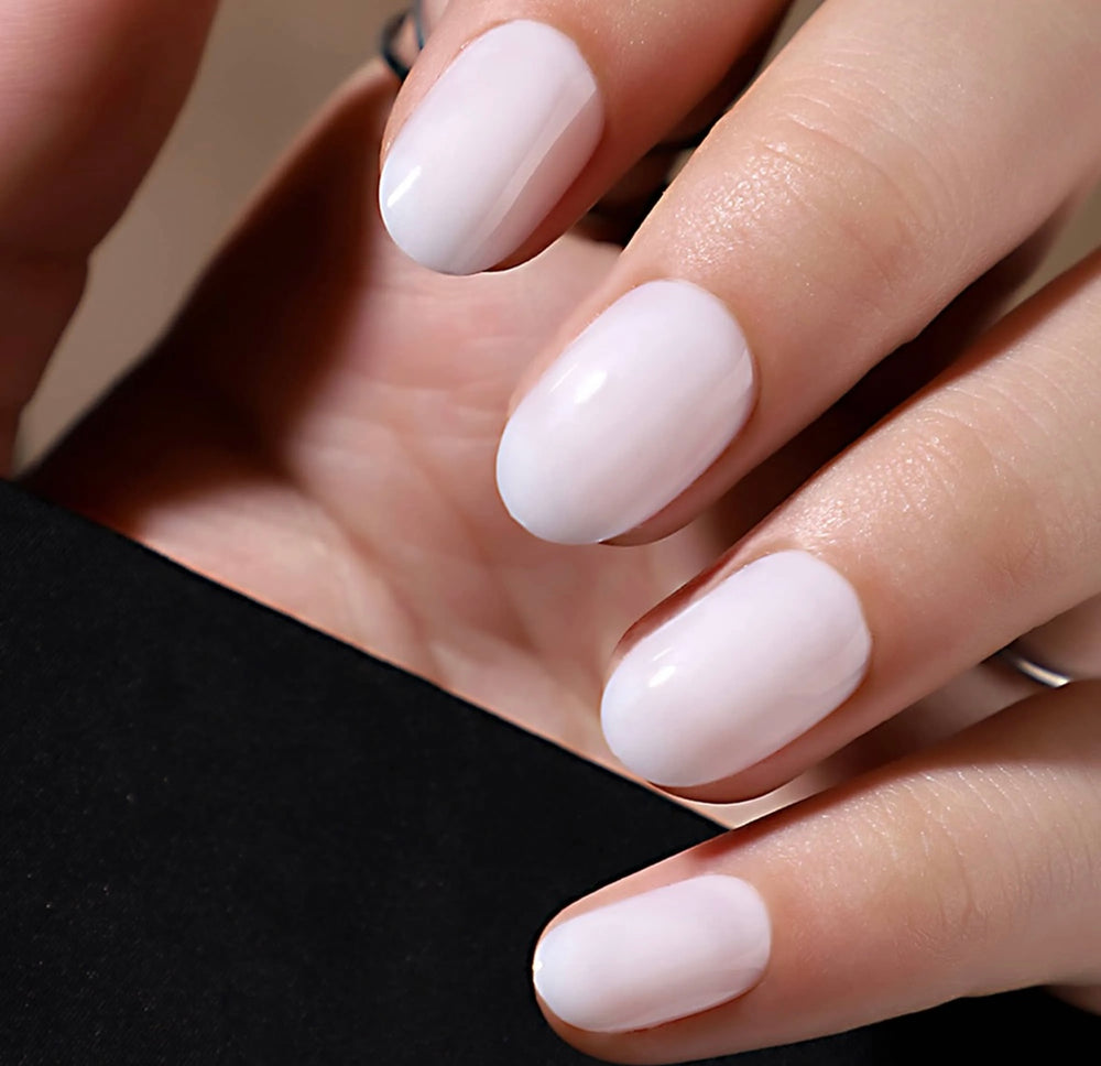 Lila Geluxe™ Nails – Classic White Short Round